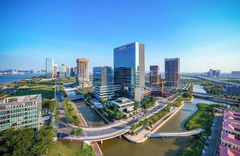加大對符合條件企業(yè)的融資增信支持力度,取消市融資再擔保公司對擔保